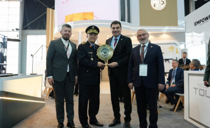 17707998371444328932