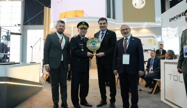 17707998371444328932