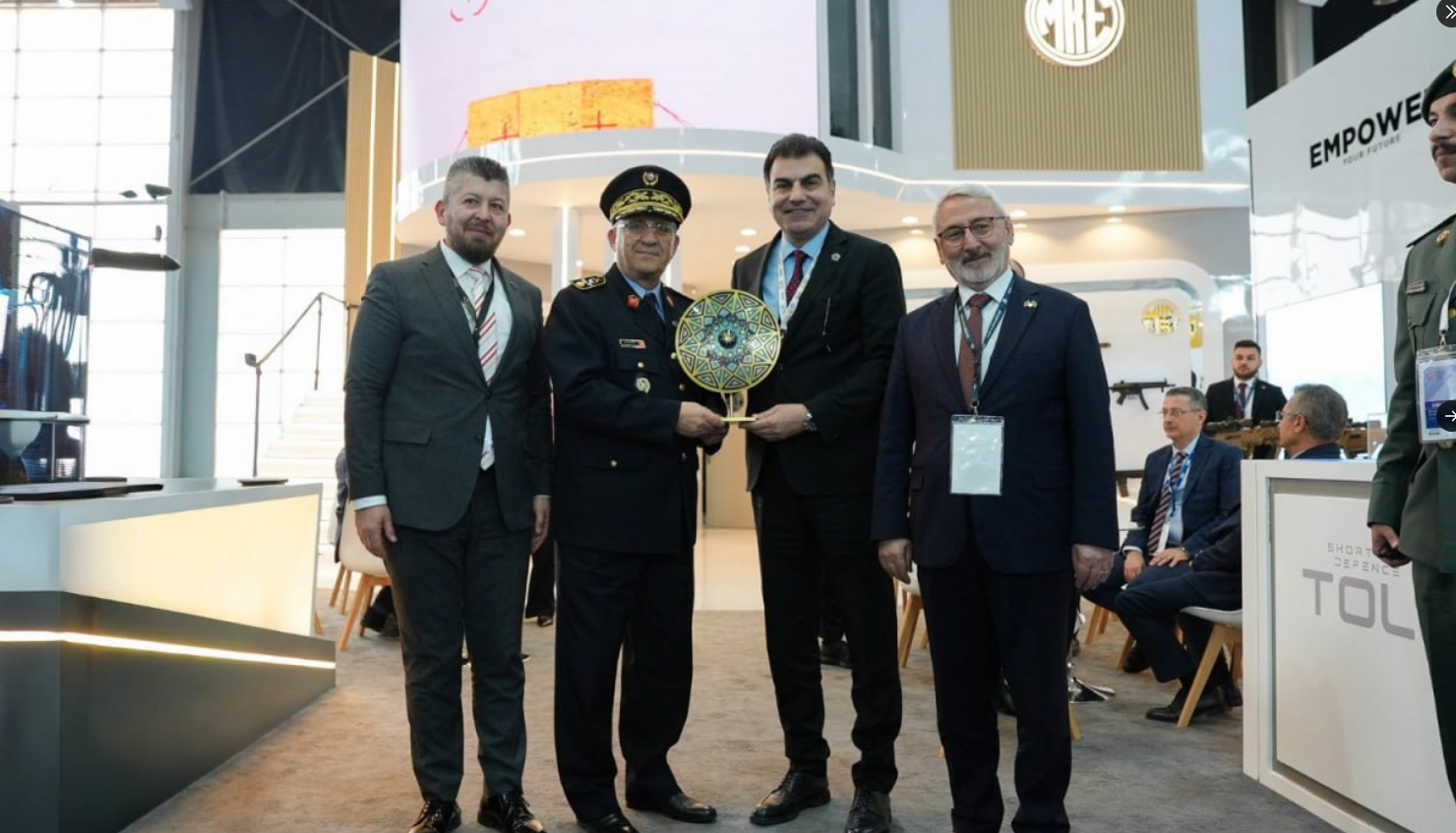 17707998371444328932