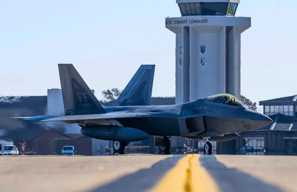 RAF Mildenhall’da F-22 Hareketliliği: Washington Ortadoğu’ya Hava Üstünlüğü Mesajı mı Veriyor? 1 RAF Mildenhall’da F-22 Hareketliliği: Washington Ortadoğu’ya Hava Üstünlüğü Mesajı mı Veriyor?