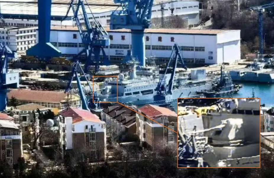 Çin Halk Kurtuluş Ordusu Donanması, Tayvan'da yaşanabilecek olası bir amfibi operasyonlarda destek sağlayabilecek 155 mm'lik bir deniz topunu test ediyor. (Resim kaynağı: X kanalı @PLA_MilitaryUpd )