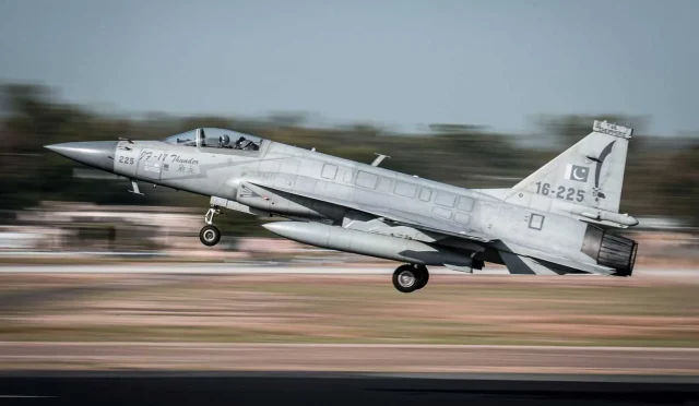 Somalia_seeks_24_JF-17_Block_III_fighter_jets_from_Pakistan_in_900_million_deal_925_001-1d869526