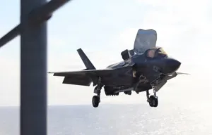 USS Kearsarge, F-35B Lightning II ile İlk Uçuş Operasyonunu Gerçekleştirdi