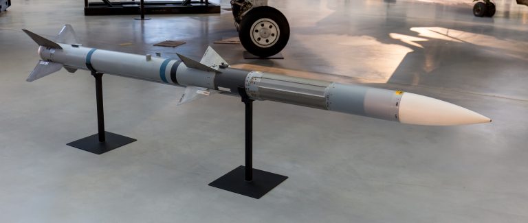 AIM-120 AMRAAM Nedir? NATO’nun Standart Orta Menzilli Hava-Hava Füzesi