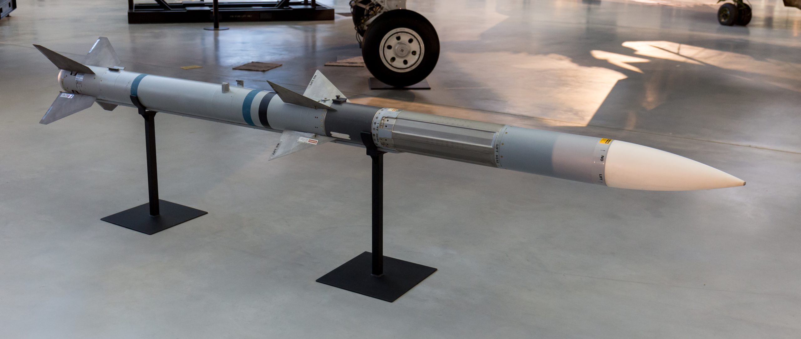 AIM-120 AMRAAM Nedir? NATO’nun Standart Orta Menzilli Hava-Hava Füzesi