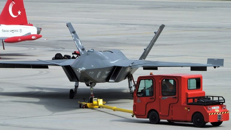 Bayraktar KIZILELMA Nedir? Ne İşe Yarar? İnsansız Jet, MUM-T ve TCG Anadolu Operasyonu