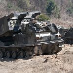 M270 MLRS Nedir? NATO’nun Bayrak Paletli Çoklu Roket Atar Sistemi