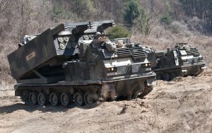 M270 MLRS Nedir? NATO’nun Bayrak Paletli Çoklu Roket Atar Sistemi