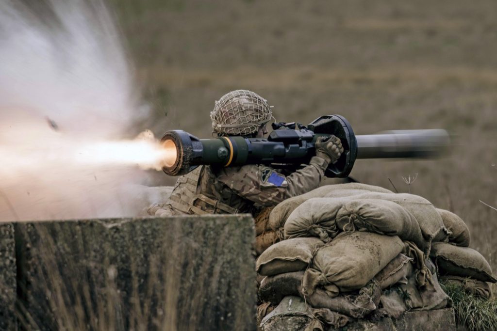 İngiltere 2. Paraşüt Taburundan bir asker NLAW omuzdan tanksavar silahı ile atış