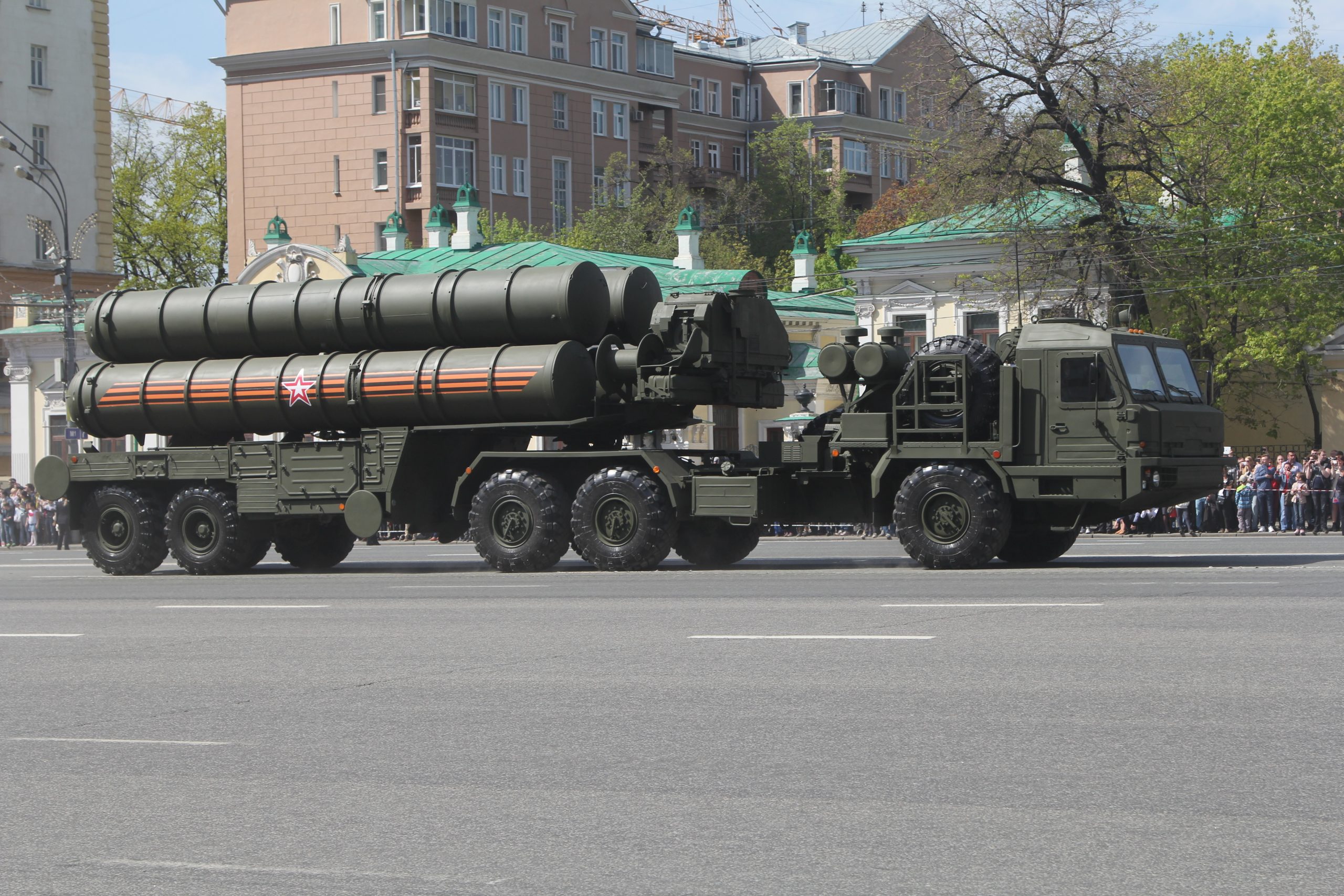 يتكوّن كل فوج S-400 من 16 مركبة، تشمل القاذفات والرادارات والقيادة والسيطرة.