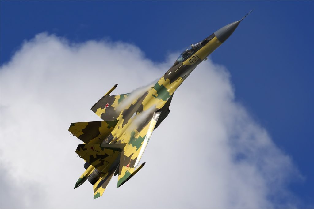 Russian Aerospace Forces Sukhoi Su-35S Flanker-E çift motorlu süpermanevra avcı uçağı uçuş halinde