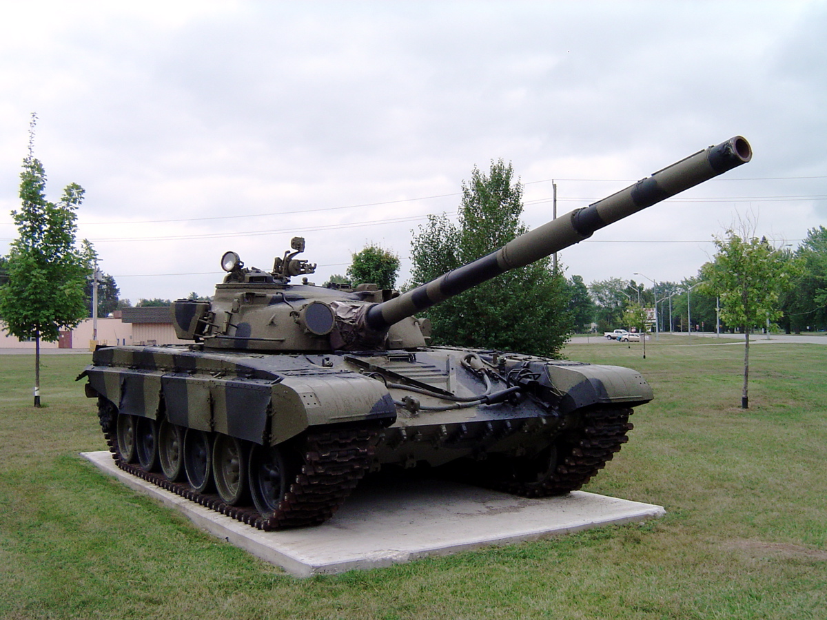Танк семейства Т-72 на марше