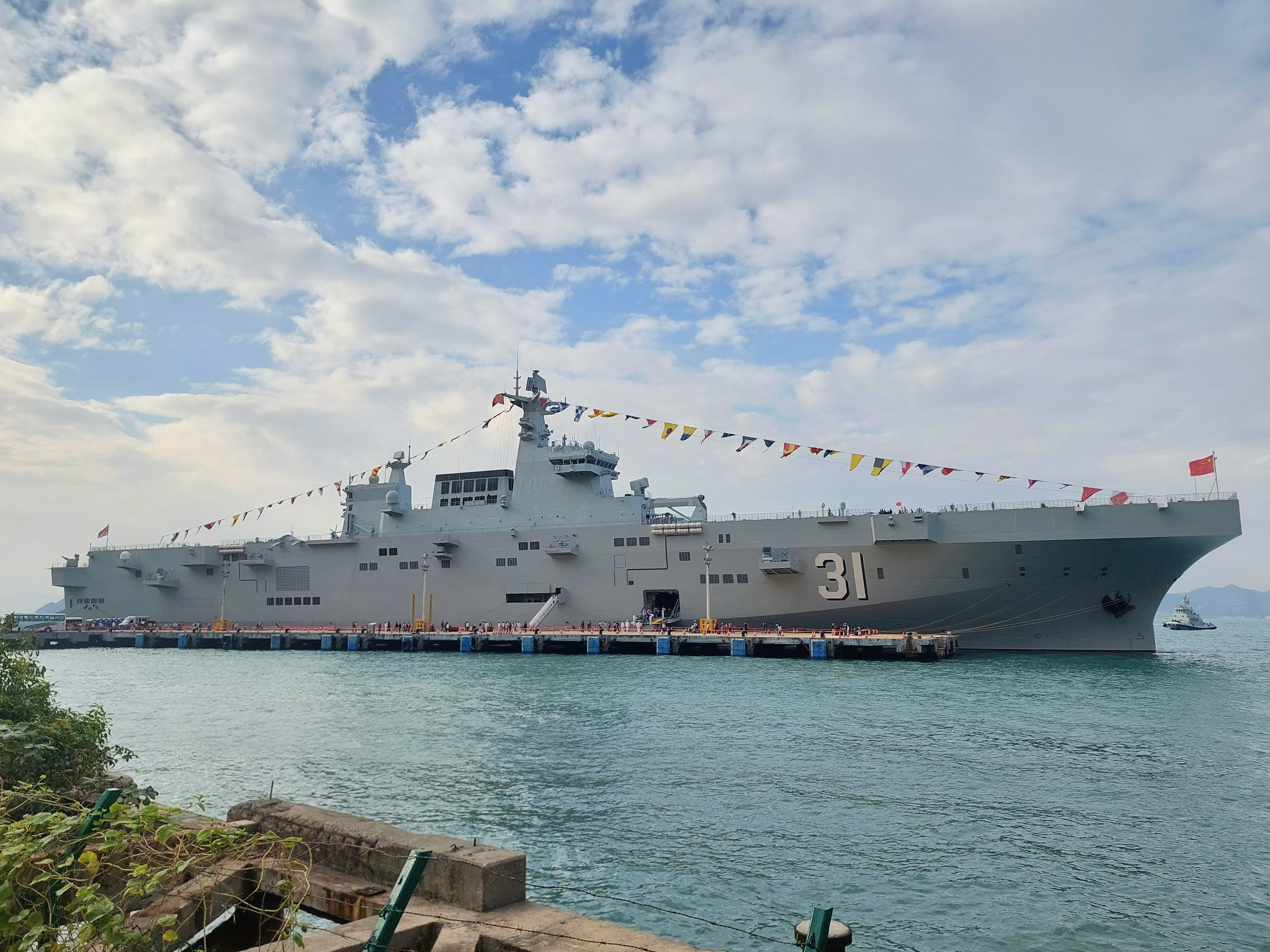 Type 075 LHD Nedir? Çin’in Yushen Sınıfı Helikopter Çıkarma Gemisi