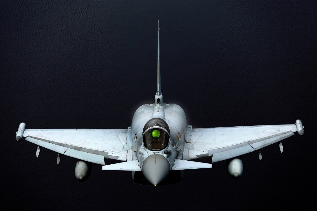 Royal Air Force Eurofighter Typhoon çok rollü çift motorlu avcı uçağı uçuş halinde