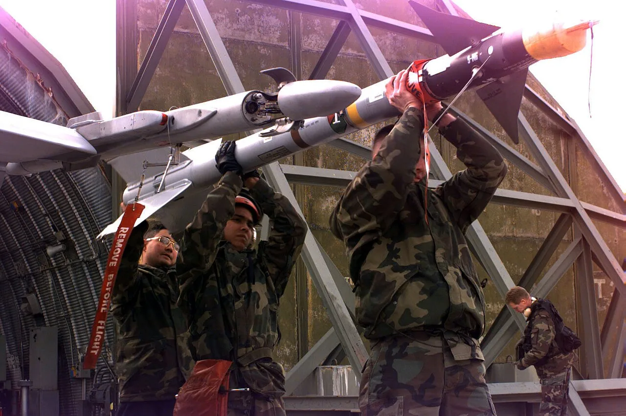ABD deniz piyadeleri bir uçağa AIM-9 Sidewinder füzesi yüklerken. BOZDOĞAN, bu sınıfın yerli muadili olarak geliştirildi. (Foto: ABD Donanması / Wikimedia Commons, kamu malı)