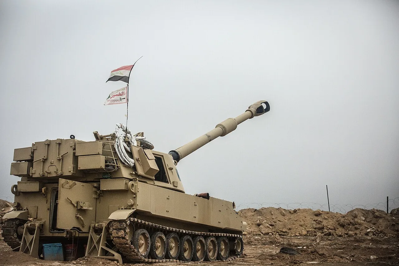 ABD Ordusu'nun M109 Paladin 155 mm kundağı motorlu obüsü ateş ederken — Vulcano gibi güdümlü mermilerin fırlatılabildiği standart platform. (Foto: ABD Ordusu / Wikimedia Commons, kamu malı)