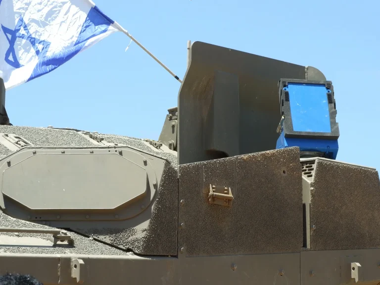 Trophy APS: El Sistema de Protección Activa Israelí que Cambió la Supervivencia de los Carros de Combate — Análisis Técnico