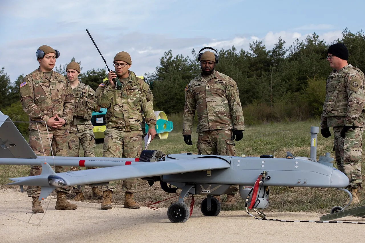 Un soldado suelta un dron de reconocimiento del tamaño de la palma. Los sistemas atribuibles como el Sonora se diseñan para uso masivo a nivel de infantería. (Foto: Ejército de EE. UU. / Wikimedia Commons, dominio público)