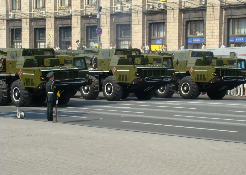 BM-30 Smerch (9K58) — CC BY 3.0