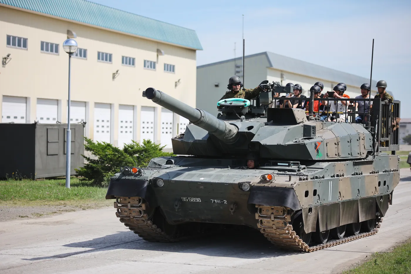 Type 10 / Type 90 (Japan) — CC BY 2.0