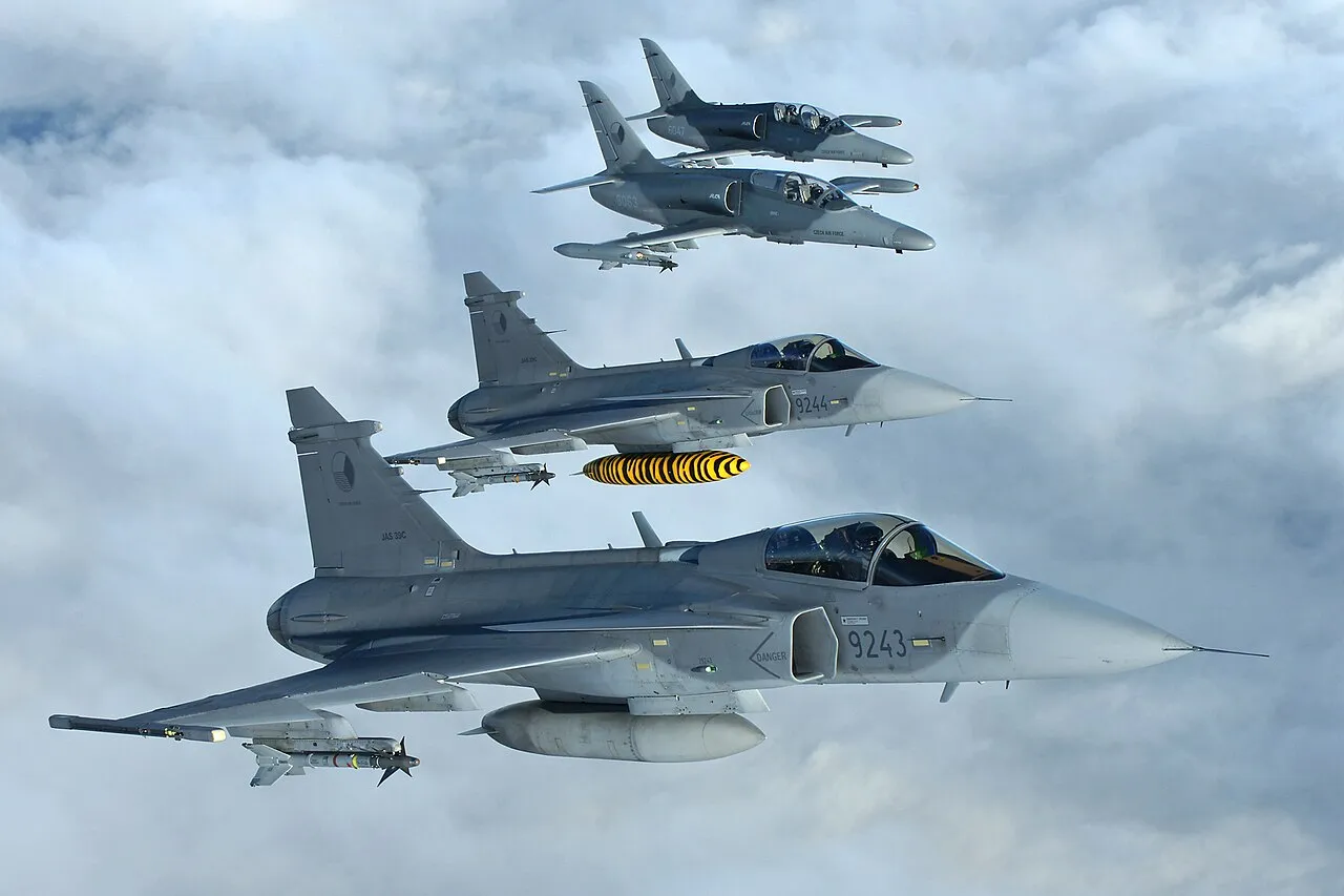 JAS 39 Gripen E/F: Teknik Özellikleri, Operatörler ve KAAN Karşılaştırması