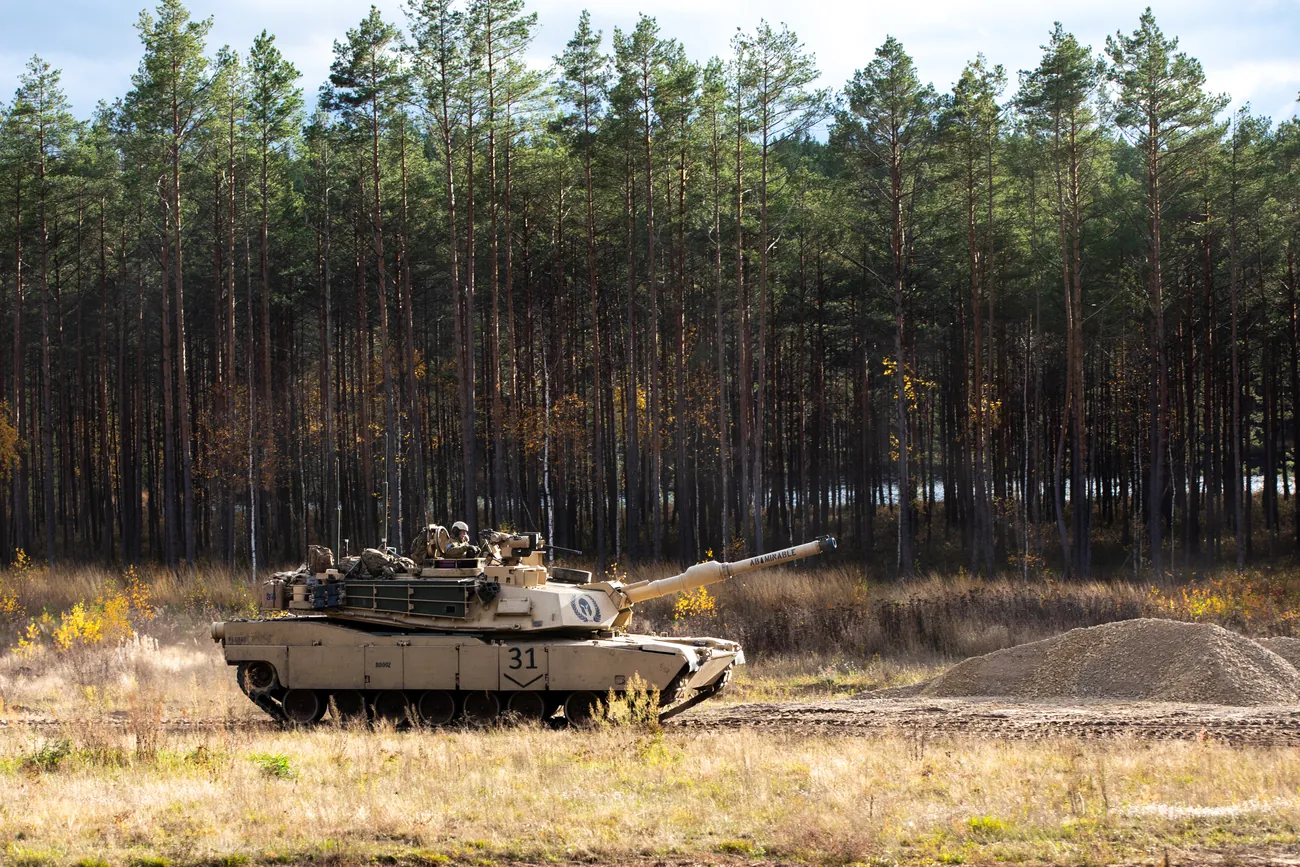 M1A2 Abrams, Litvanya'da bir NATO tatbikatında. Kaynak: Wikimedia Commons (kamu malı).
