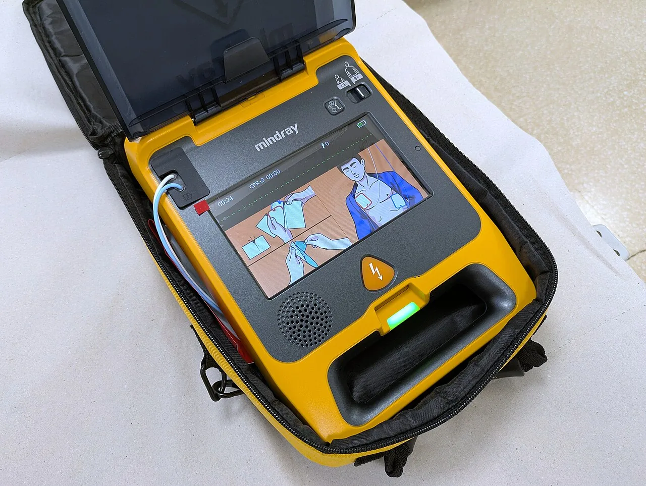 Otomatik harici defibrilatör (temsilî). ASELSAN, Heartline OED defibrilatörleri üretiyor ve 2026'da manuel defibrilatör seri üretimine geçiyor. (Foto: Wikimedia Commons, CC BY-SA 4.0)