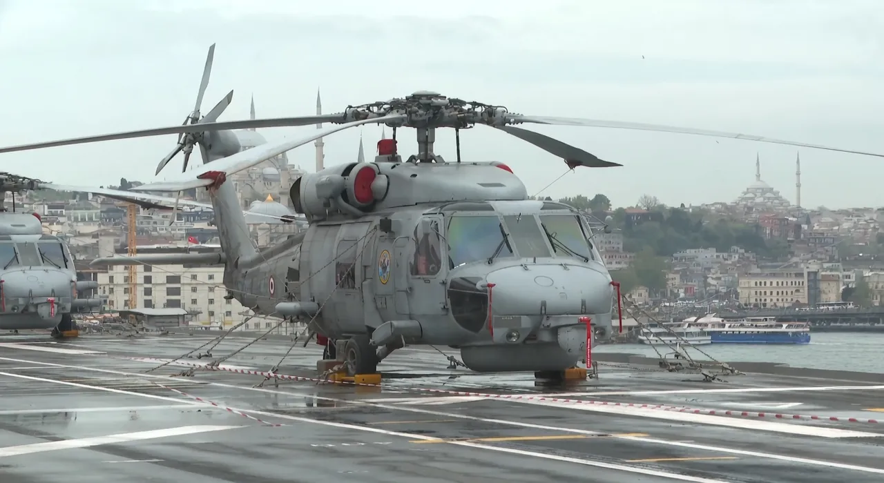 TCG Anadolu Envanter Dosyası: Ne Zaman Envantere Girdi, Kaç TB3 Taşır? (2026) 6 TCG Anadolu güvertesinde bir S-70B Seahawk helikopteri. Kaynak: Wikimedia Commons (CC BY-SA 4.0).