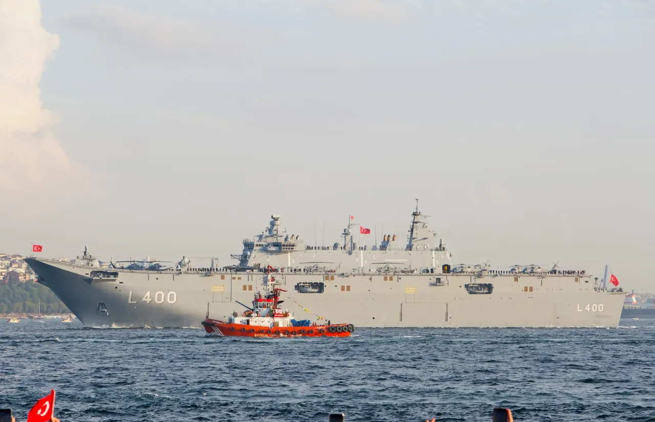 TCG Anadolu Envanter Dosyası: Ne Zaman Envantere Girdi, Kaç TB3 Taşır? (2026) 7 TCG Anadolu, İstanbul Boğazı'nda. Kaynak: Wikimedia Commons (CC BY-SA 4.0).