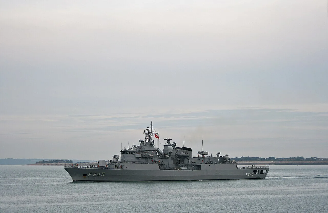 TCG Oruç Reis (F-245), Türk Deniz Kuvvetleri'nin MEKO 200 tabanlı Barbaros sınıfı fırkateyni. (Foto: Diego Quevedo Carmona / Wikimedia Commons, CC BY-SA 3.0)