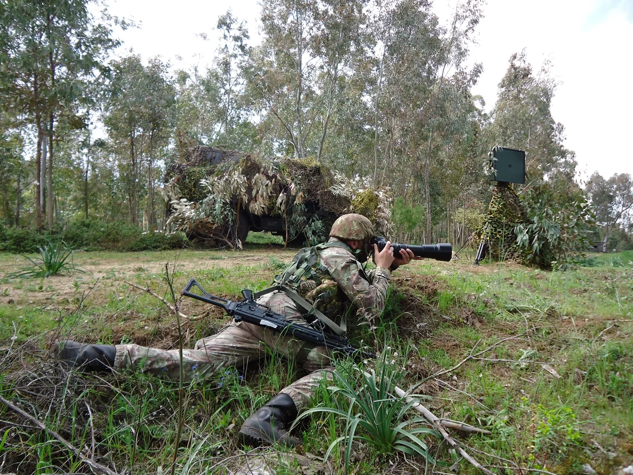 Bundeswehr'den Thales'e 60 Adetlik GO12 Siparişi: İki Askerin Taşıdığı Radar Drone da Görüyor thales squire kara gozetleme radari