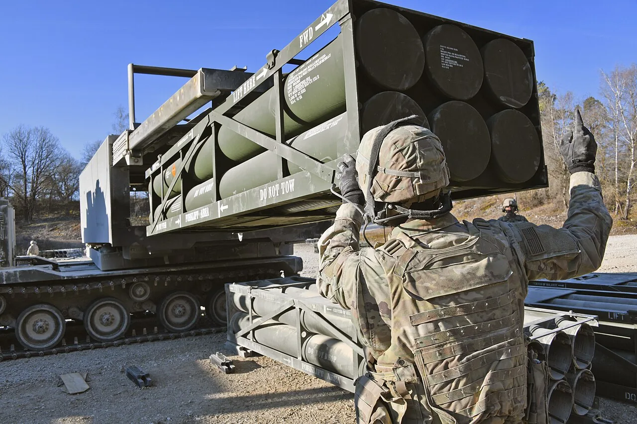 Fransa HIMARS'a kapıyı kapattı: Roket topçusunda yerli THUNDART'ı seçti 3 Roketleri yüklenen M270 çok namlulu roketatar sistemi; Fransa'nın LRU'su bu aileye dayanır