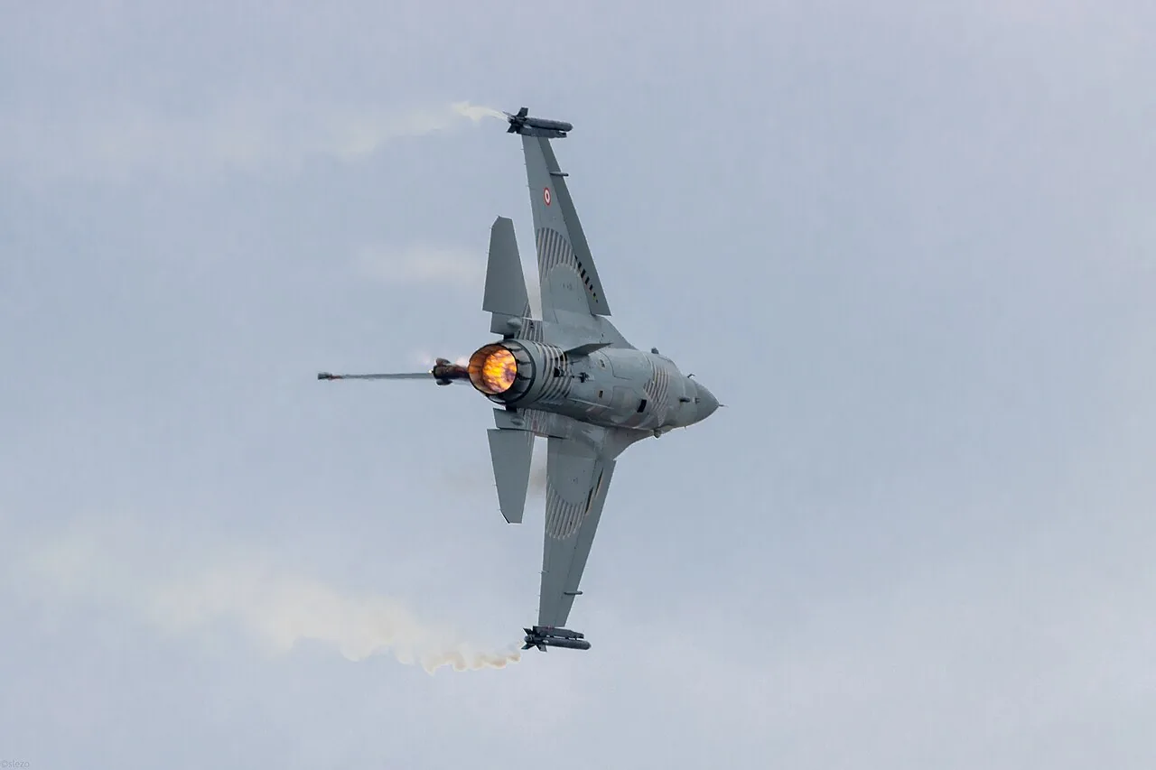 Türk Hava Kuvvetleri'ne ait bir F-16 SoloTürk gösteri uçağı. BOZDOĞAN ve GÖKDOĞAN, hâlihazırda F-16'lara entegre ediliyor. (Foto: Wikimedia Commons, CC BY 2.0)
