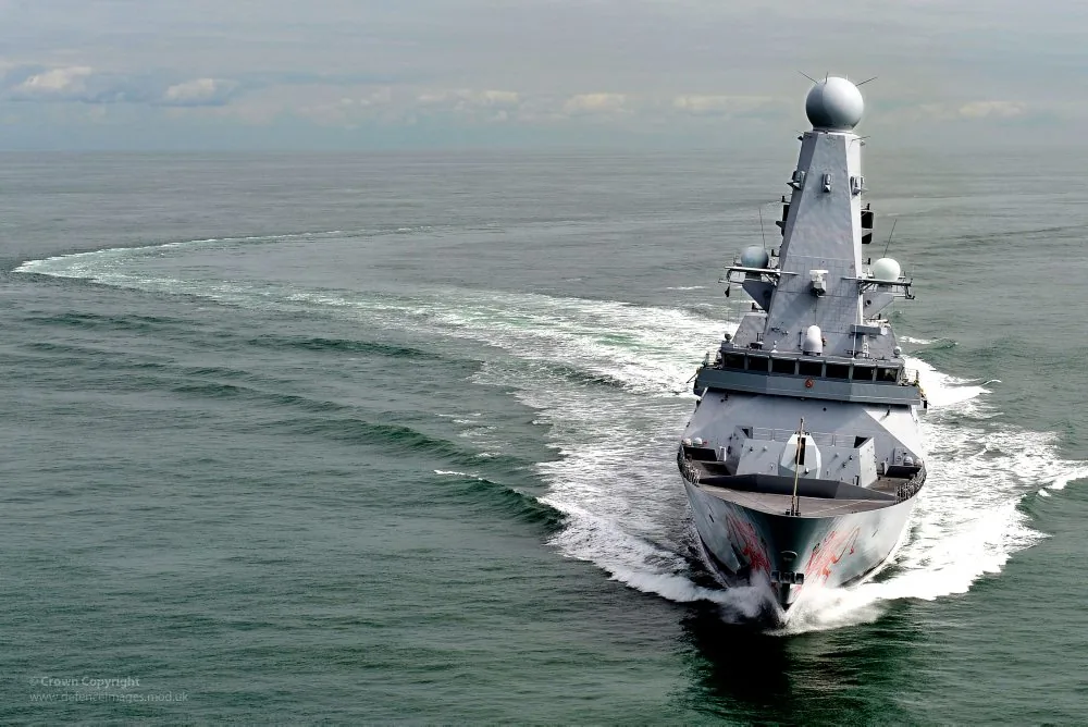 El destructor de defensa aérea Type 45 (clase Daring) HMS Dragon de la Royal Navy. DragonFire se instalará en buques de esta clase. (Foto: Crown Copyright / UK MoD, CC BY-SA 2.0)