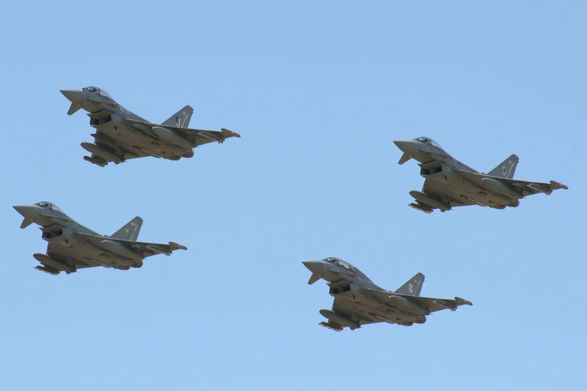 مقاتلة Eurofighter Typhoon. يطير شريكا GCAP بريطانيا وإيطاليا اليوم بـ Typhoon؛ وسيحل GCAP محلها. (صورة: Wikimedia Commons، CC BY-SA 2.0)