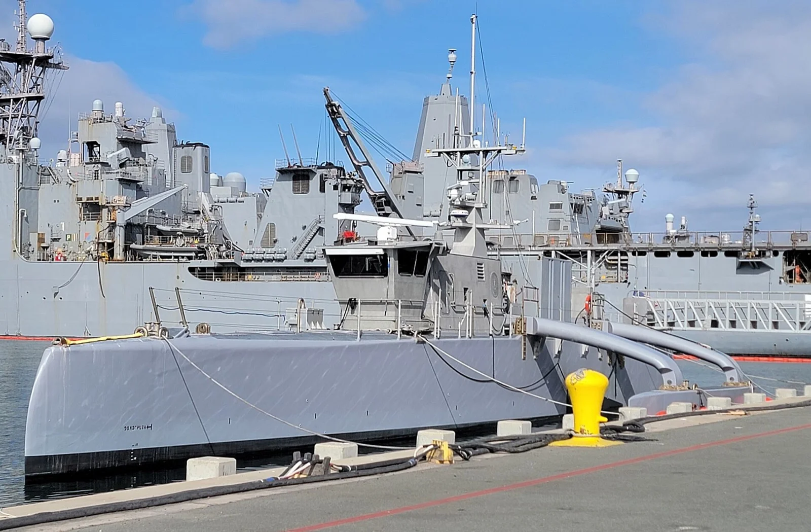 Sea Hunter otonom denizaltı avcısı insansız gemi limanda