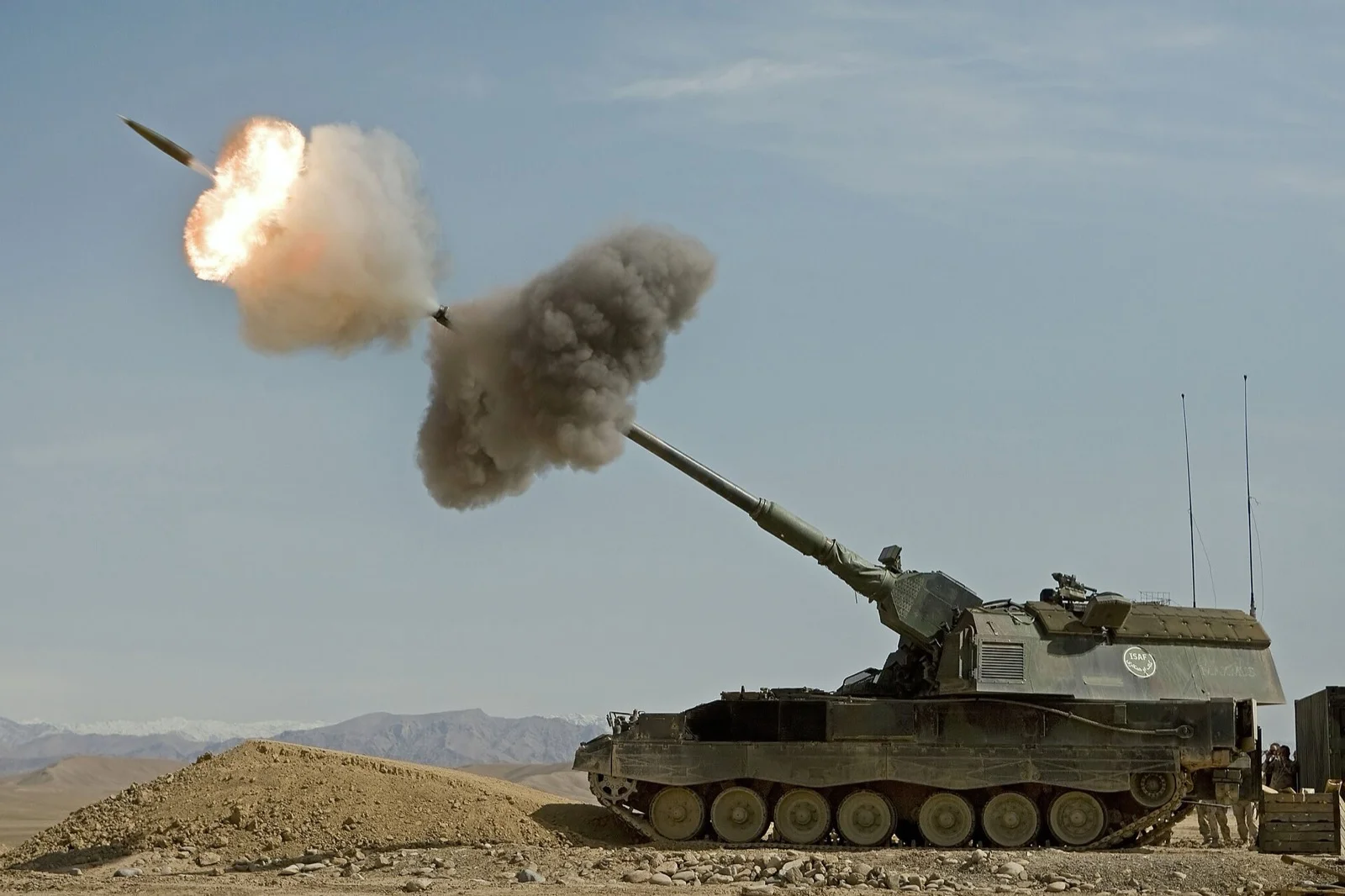 PzH 2000 kundağı motorlu obüs atış anında