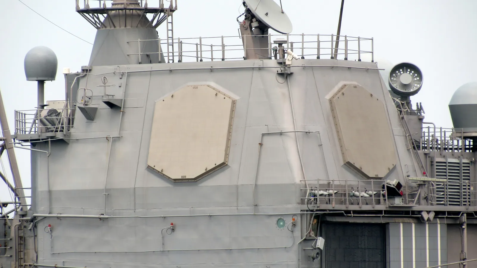 Антенна многофункциональной РЛС AN/SPY-1 системы Aegis на борту крейсера USS Antietam