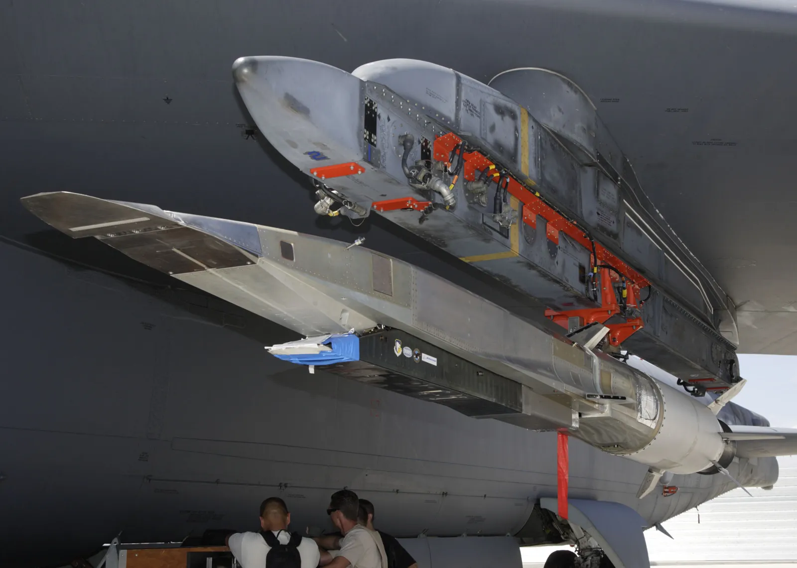 Экспериментальный гиперзвуковой аппарат X-51A Waverider под крылом бомбардировщика B-52