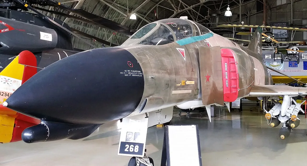 Caza F-16 equipado con misil de ataque a distancia bajo el ala