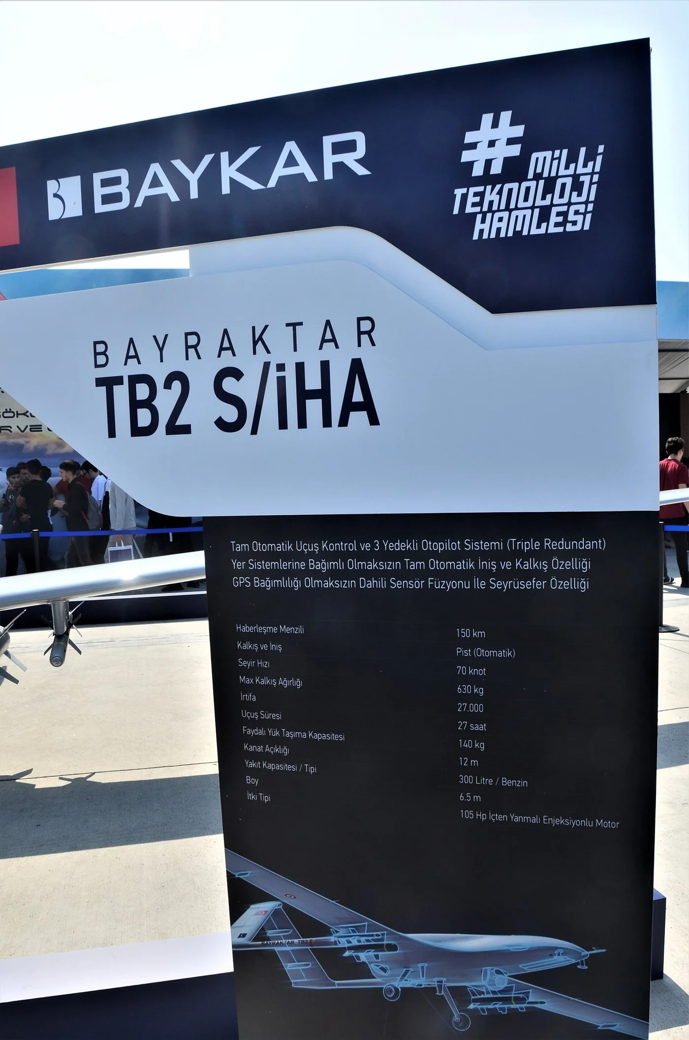 Bayraktar TB2 — burun altındaki elektro-optik görev yükü görünüyor.