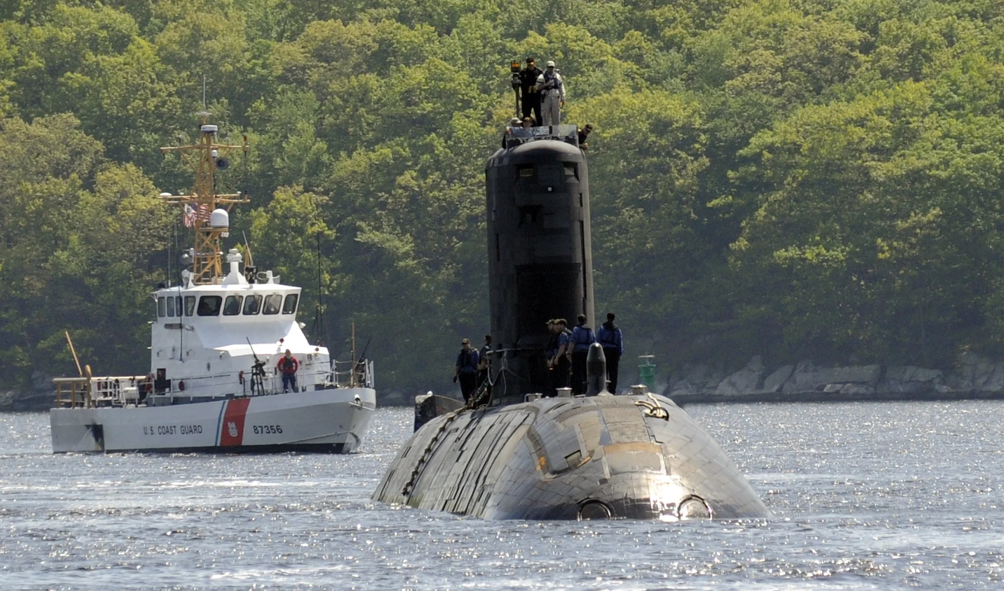 Подлодка класса Victoria HMCS Corner Brook (SSK 878) заходит в порт.
