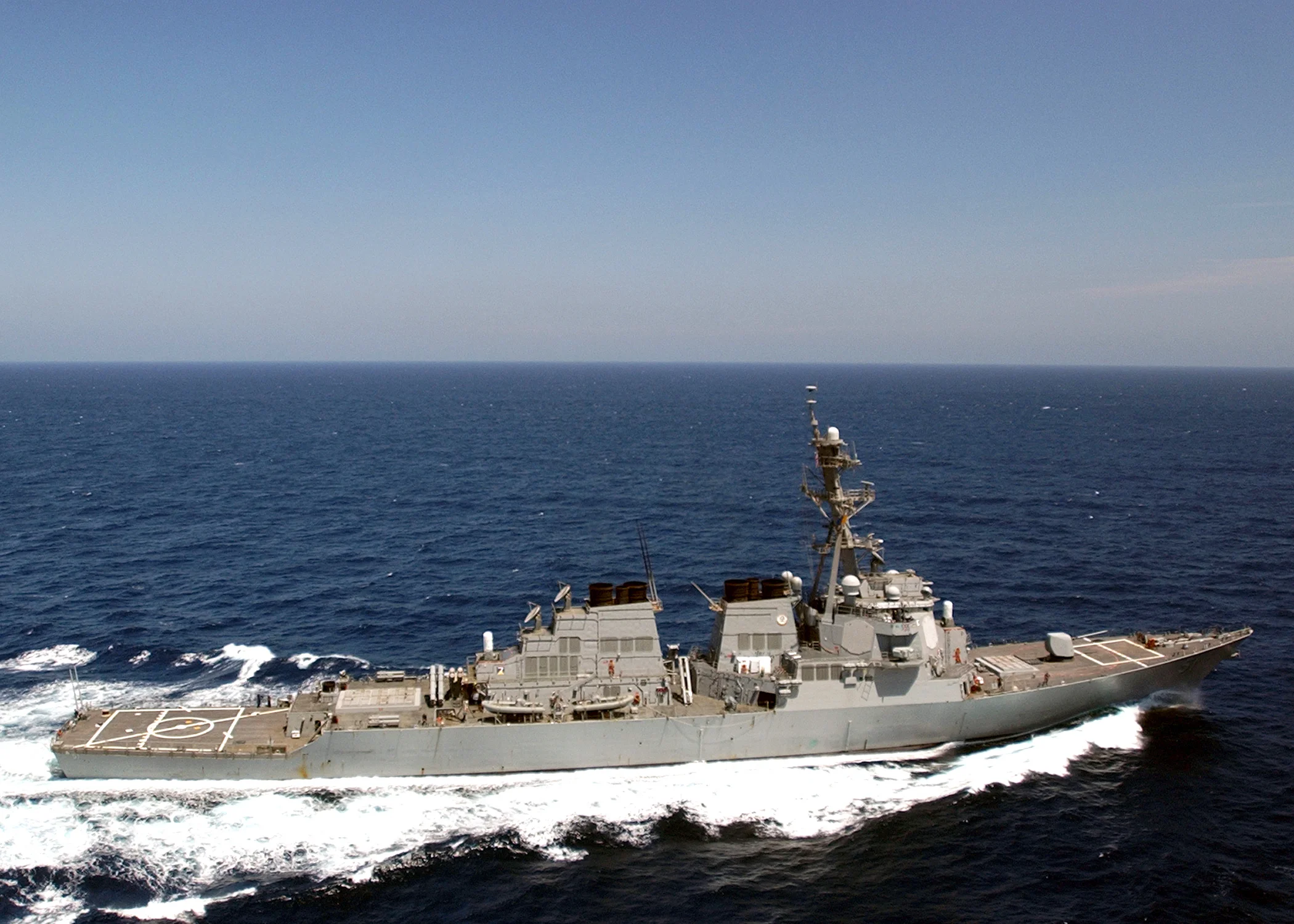 USS Arleigh Burke (DDG-51) muhribi açık denizde seyir halinde