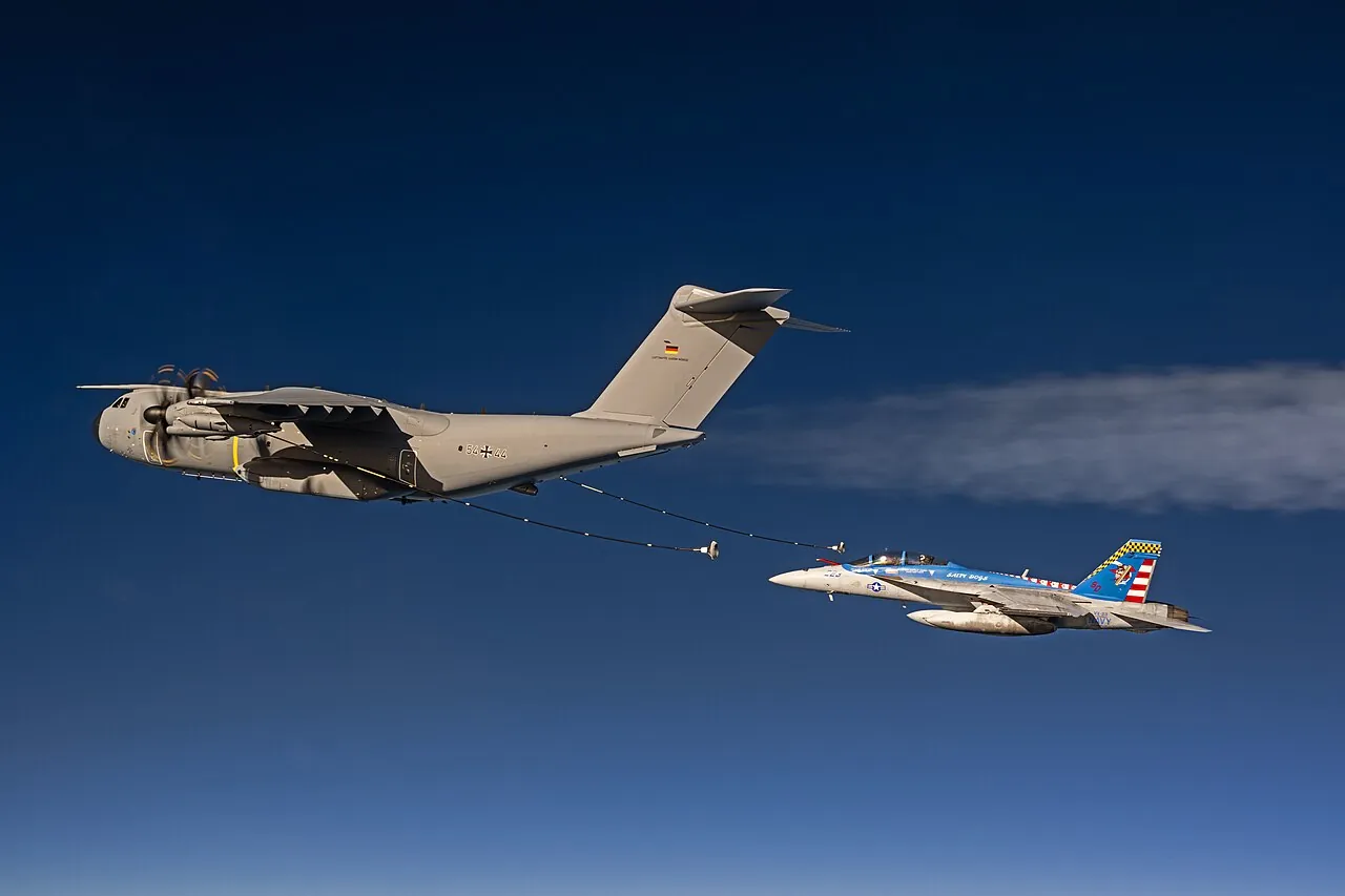 A400M havada yakıt ikmali yapıyor. Rekor uçuşta iki A400M tanker olarak görev yaptı. Temsili görsel. (Foto: Wikimedia Commons)
