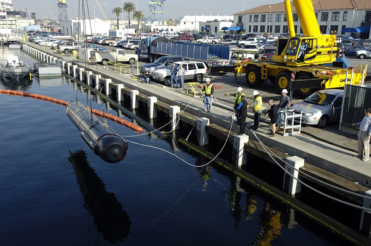 Bir otonom sualtı aracı (AUV). Bu araçlar, deniz dibi altyapısını izlemek için uzun mesafeli görevler yapabiliyor. Temsili görsel. (Foto: Wikimedia Commons, Public domain)