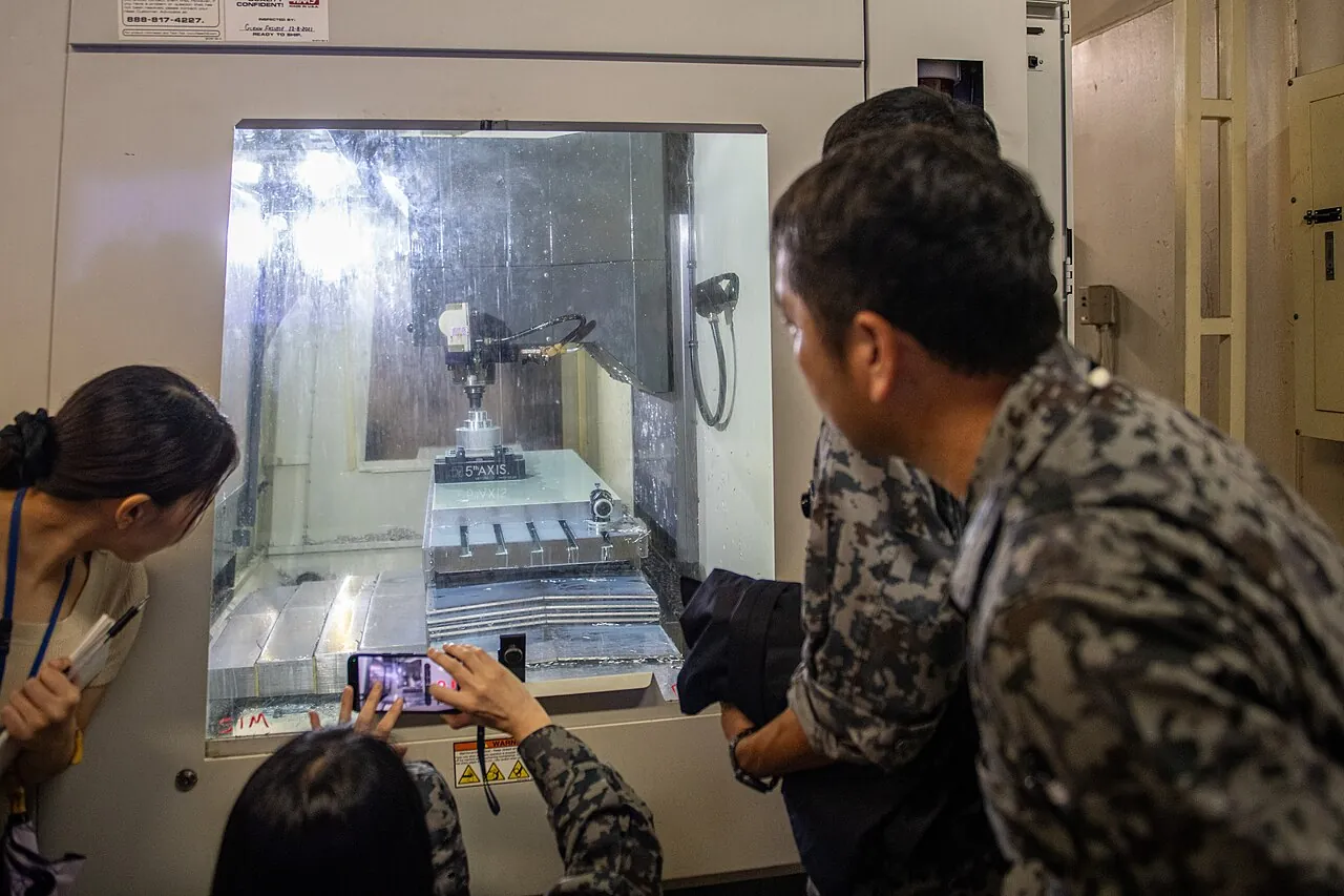 ABD Donanması F/A-18'de 3D Baskı Kompozit Tamiri Test Ediyor 4 Askeri bir eklemeli üretim (3D baskı) çalışması. Donanma, dünya genelinde 22 bakım noktasındaki 3D yazıcı ağını kompozit tamire uyarlıyor. Temsili görsel. (Foto: Wikimedia Commons, Public domain)