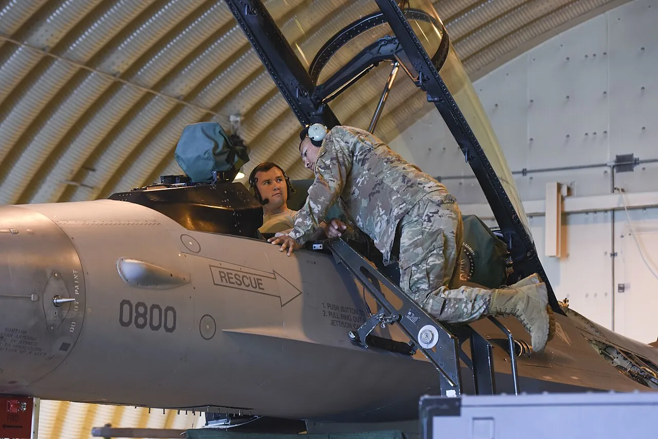 ABD Donanması F/A-18'de 3D Baskı Kompozit Tamiri Test Ediyor 5 Savaş uçağı bakımı. Türkiye de savunmada eklemeli üretimi yerli motor ve platform üretiminde kullanıyor. Temsili görsel. (Foto: Wikimedia Commons, Public domain)
