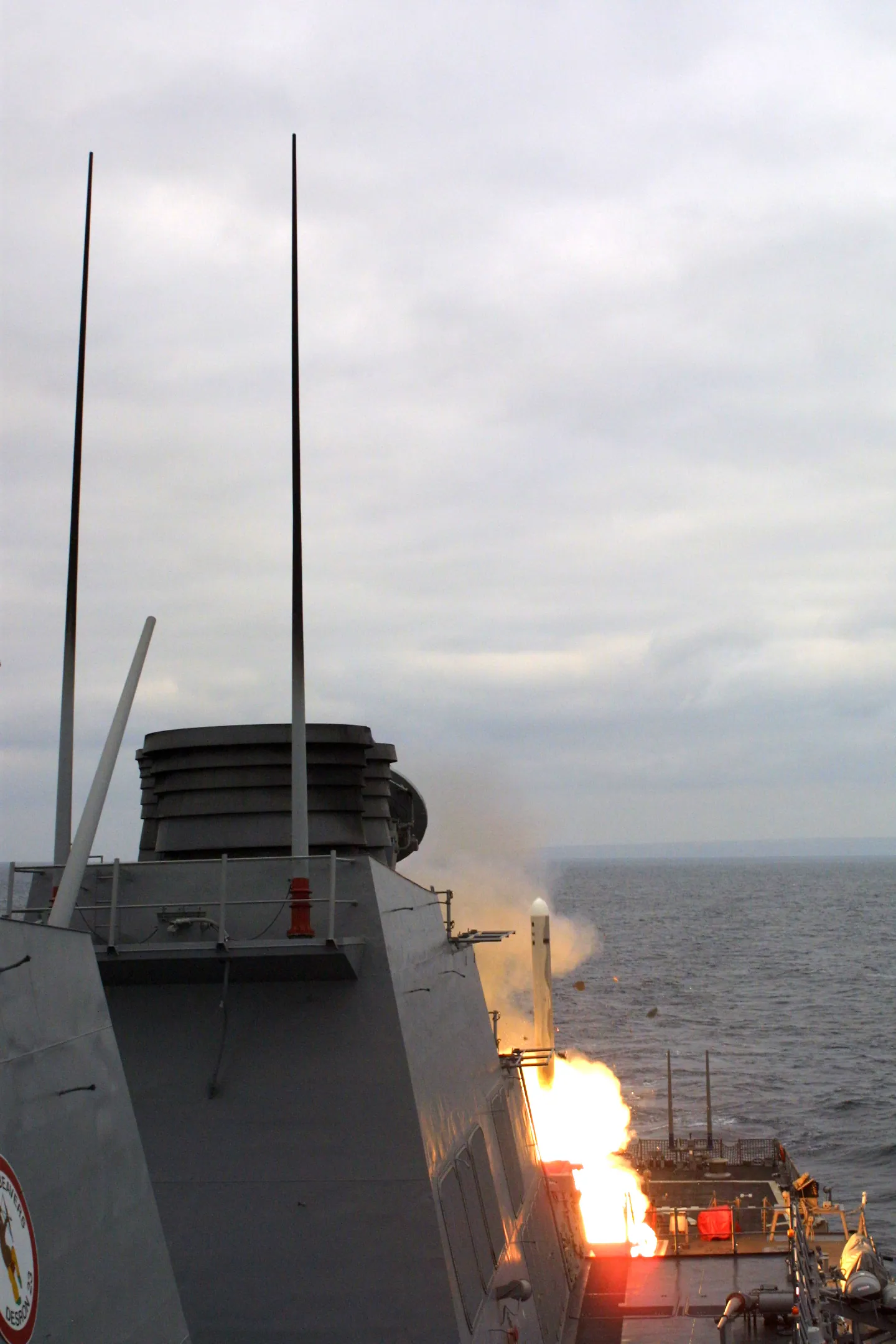 Bir gemiden ateslenen seyir fuzesi — temsili gorsel (US Navy, kamu mali).