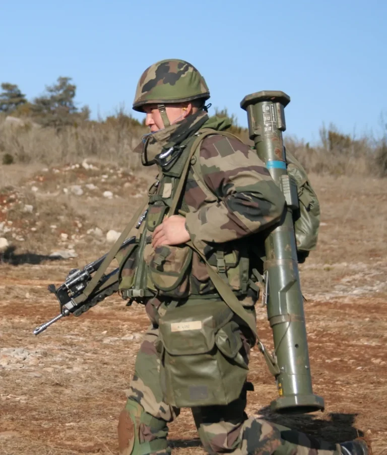 سلاح AT4 المضاد للدروع: مليون وحدة في 15+ جيشاً — الاستخدام في الأماكن المغلقة والتحليل التقني