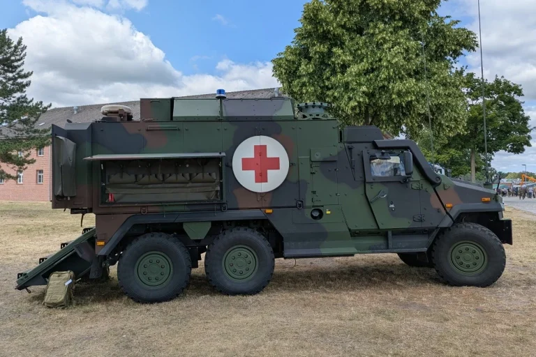 GDELS Eagle V 6x6 korumali zirhli ambulans aracin arazi konumunda gorunumu